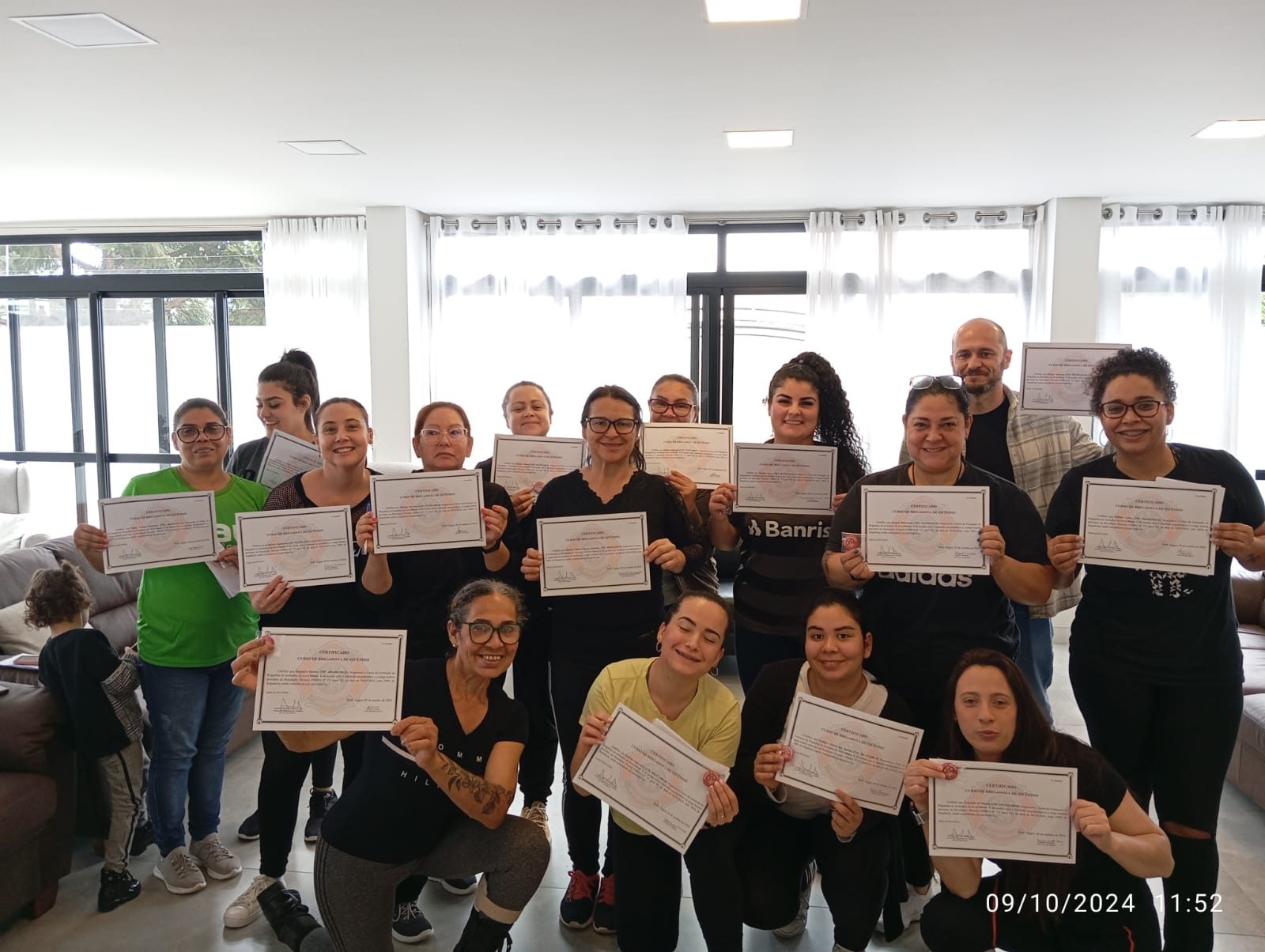 Participantes com os certificados de conclusão