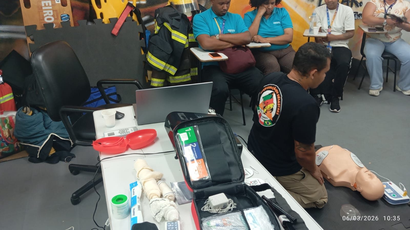 Treinamento com DEA e kit de primeiros socorros