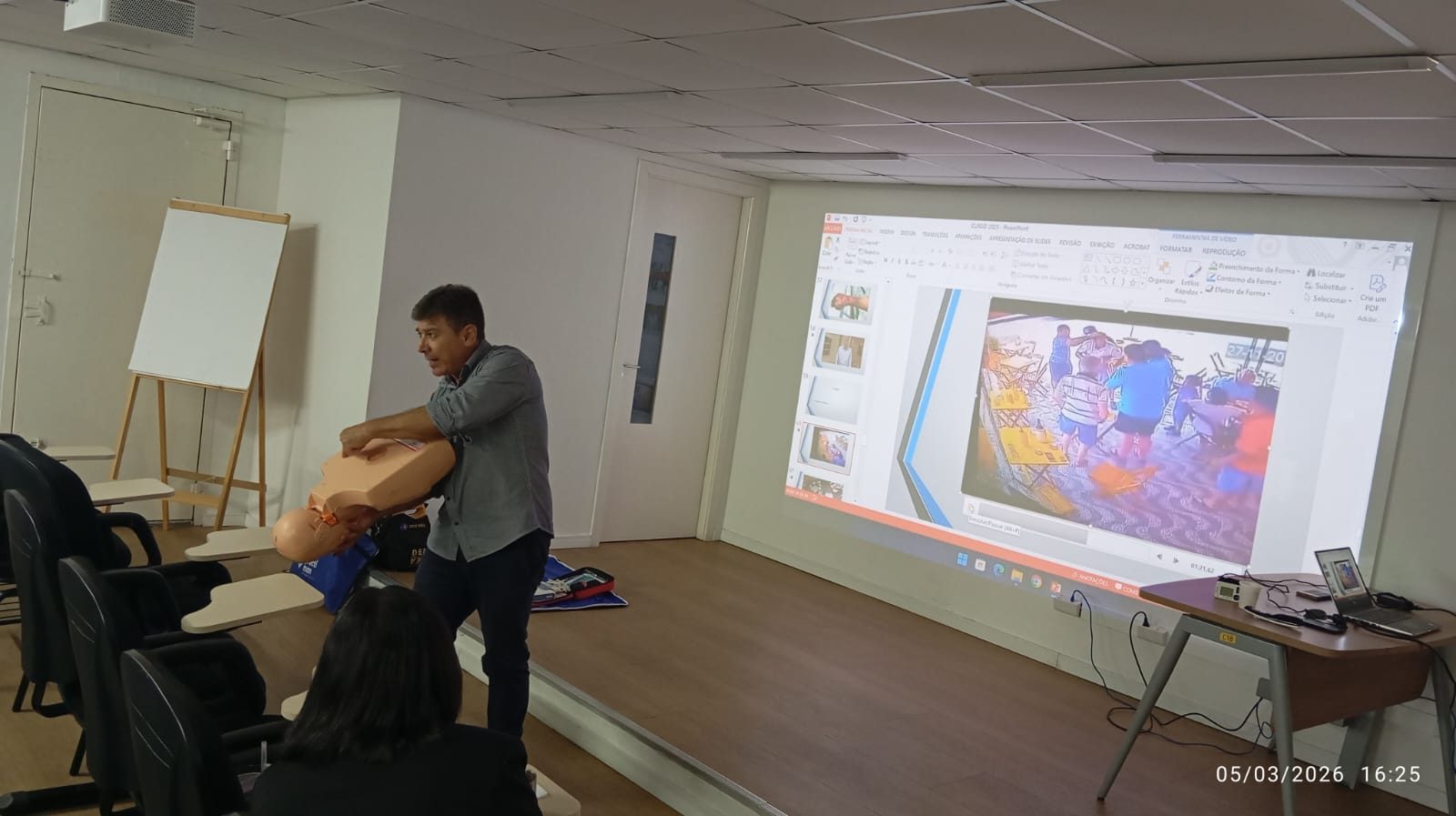Instrutor demonstrando técnicas com manequim